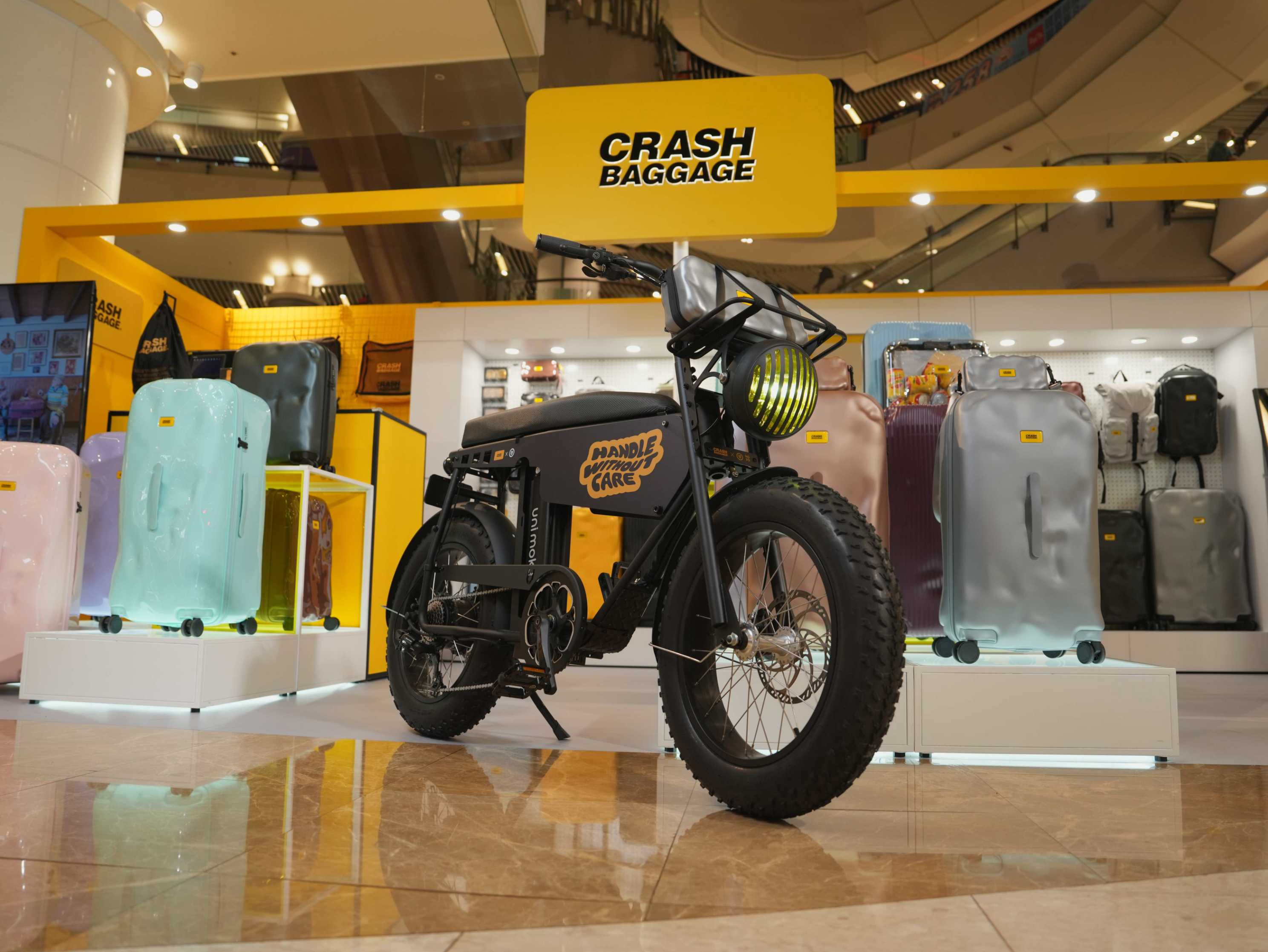 全台限量 22 台!Crash Baggage 攜手 Urban Drivestyle 推聯名電輔車