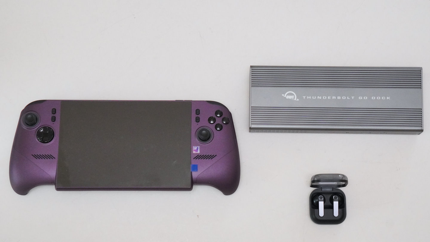 測試樣品除了Claw 8 EX AI +掌上型主機之外，還有OWC Thunderbolt 4 Go Dock擴充底座與Samsung Galaxy Buds4藍牙無線耳機。