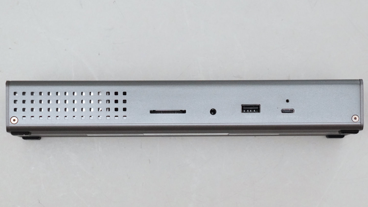 OWC Thunderbolt 4 Go Dock擴充底座正面提供USB 2.0、USB 3.2 Type-C、SD 4.0 讀卡器、3.5mm耳機麥克風複合端子各1組。