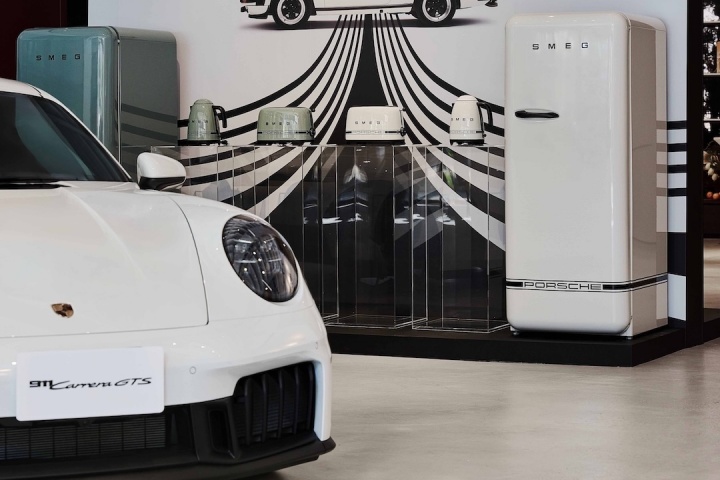 把 Porsche 賽道美學搬進家中!SMEG 推出聯名復古冰箱、咖啡機,7/18 限量開賣