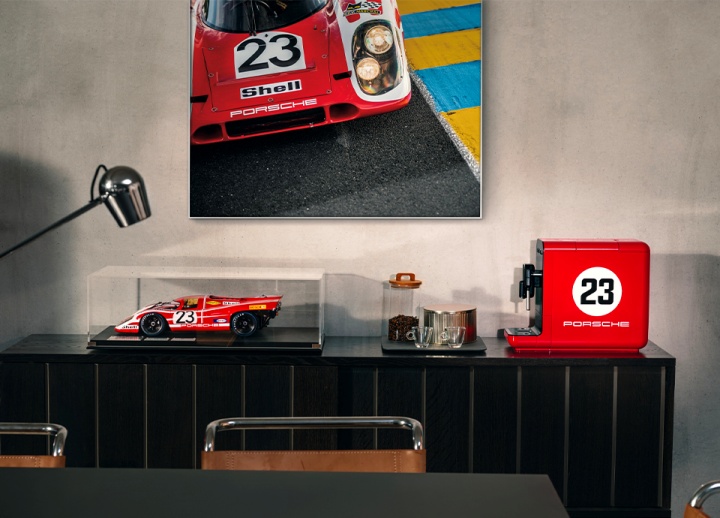 把 Porsche 賽道美學搬進家中!SMEG 推出聯名復古冰箱、咖啡機,7/18 限量開賣