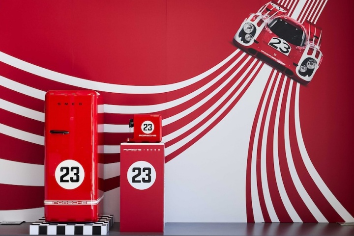 把 Porsche 賽道美學搬進家中!SMEG 推出聯名復古冰箱、咖啡機,7/18 限量開賣