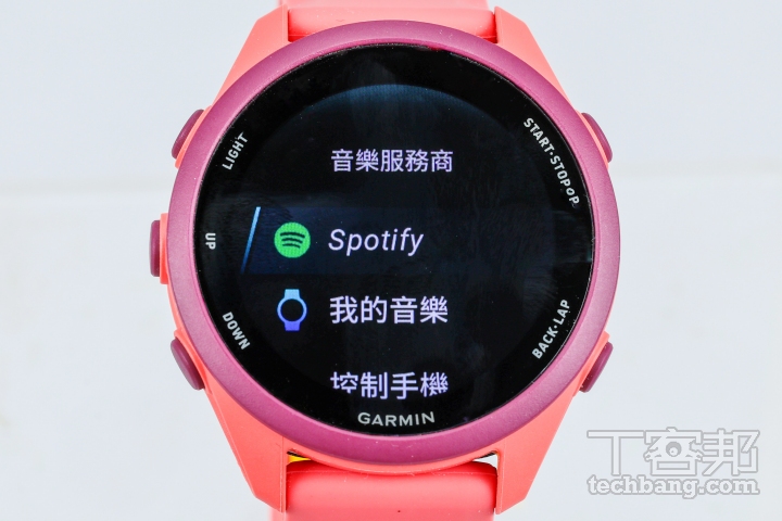 支援離線音樂播放同步 Spotify 等串流歌單或將音檔匯入手錶中,運動聽歌不必攜帶手機。