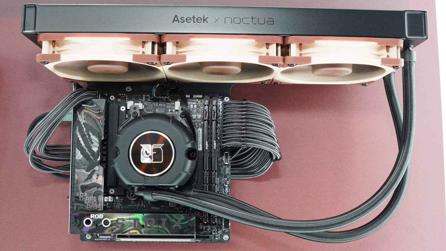 一體式水冷散熱器NL-LC1採用Asetek的Emma V2方案，提供240、360、420等不同版本，此為3組12 CM風扇的360版本。