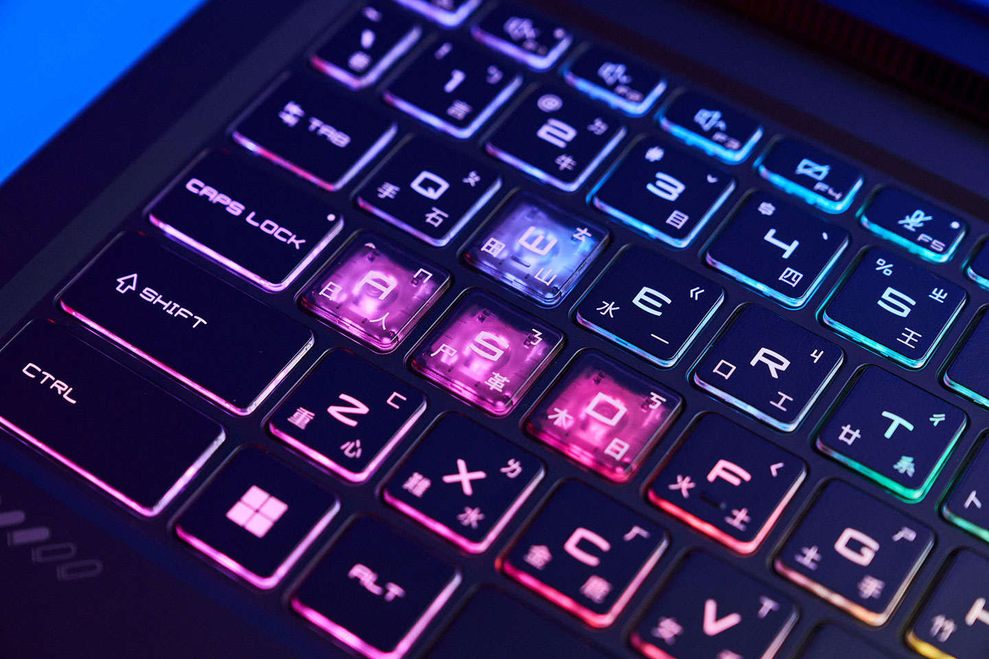 支援 24 區 RGB 燈光效果，WASD 鍵為全透明設計。