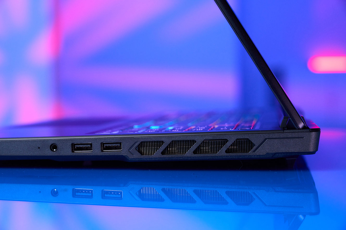 機身右側配置兩組 USB 3.2 Gen2 Type-A 埠、一組 3.5mm 耳機 / 麥克風接口。