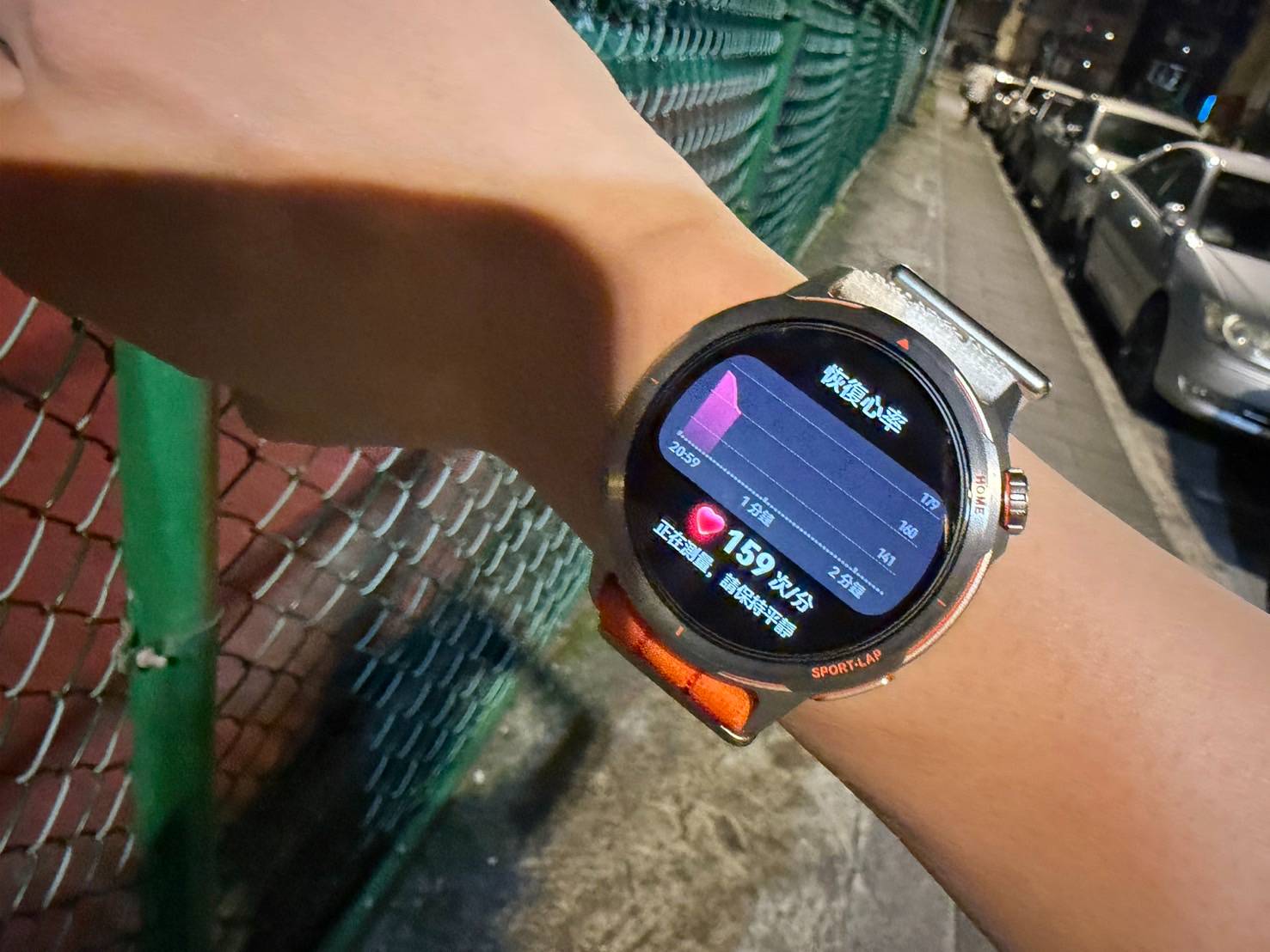 搭載升級的 NPU 與演算法，可偵測 HRV 心率變異度、ECG 心電圖等數據，協助掌握身體恢復狀態，並調整訓練強度。