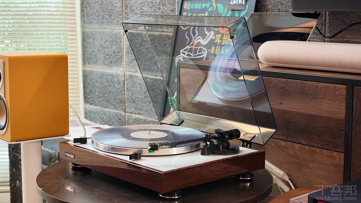 ▼ 志仁音響帶來 Thorens TD 402 DD 直驅黑膠唱盤(NT$45,000元),迎合年輕世代黑膠風潮。