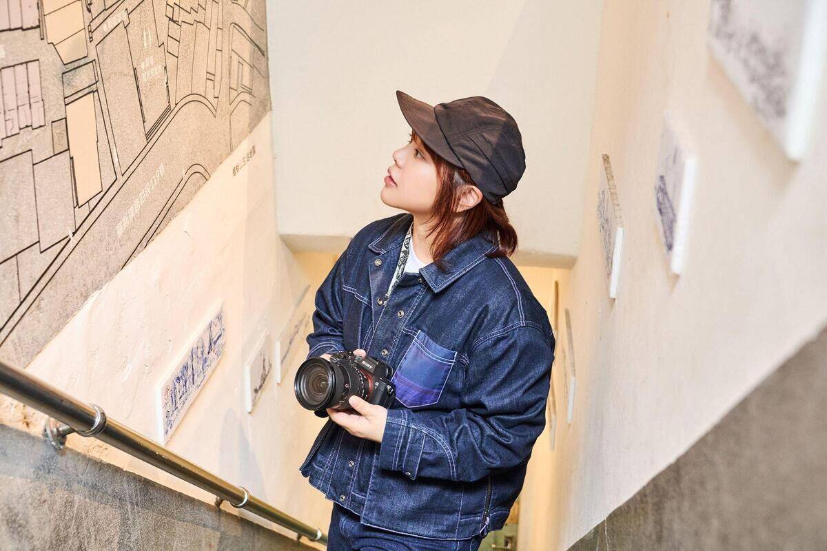 多年前的一次意外插曲，悄悄開啟了娜綺與 Sony Alpha 的緣分。從商業拍攝、旅行到居家日常，這套系統一路陪她記錄生活中值得留下的畫面。