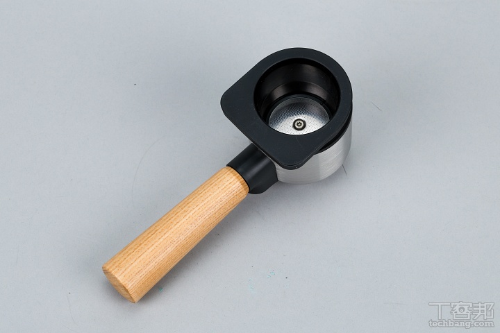 一體式沖煮把手：沖煮器與粉杯一體成型，使用後以清水沖洗即可。