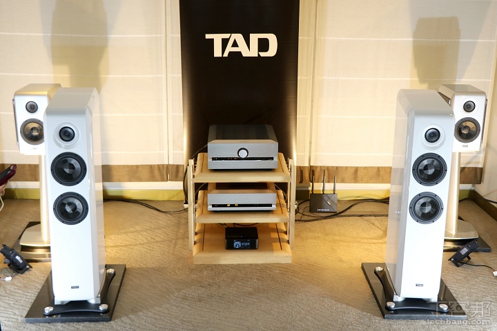 這次韻城在 TAA 音響展展出的 TAD E1AX 光澤白版本售價為 110 萬元,後面的書架型喇叭售價則是一對 598,000 元含腳架。