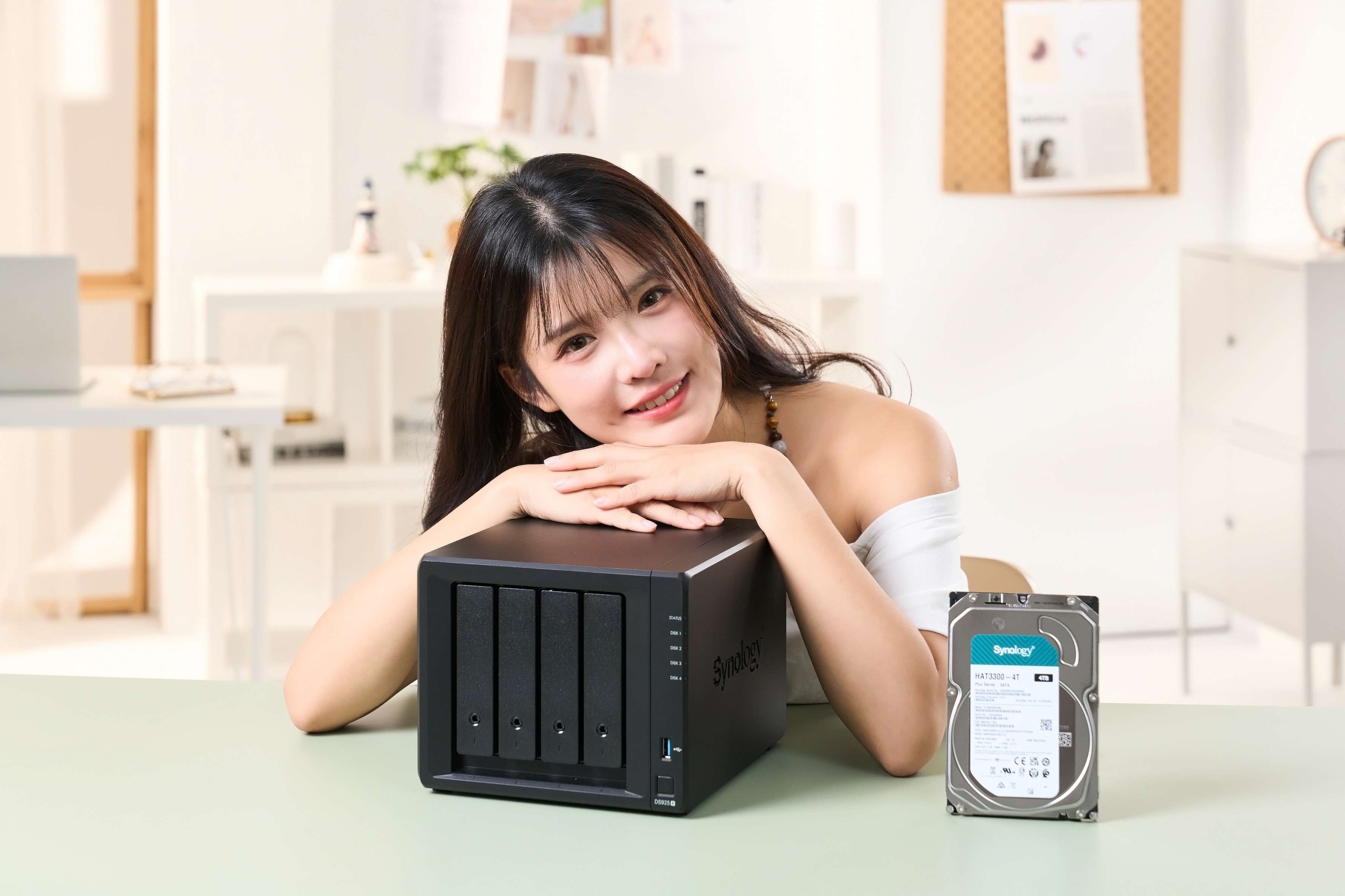 以這次實測使用的 Synology DS925+ 為例，它是 2025 年推出的機型，搭配 Synology 原廠硬碟，並以 Btrfs 檔案系統建立儲存空間。