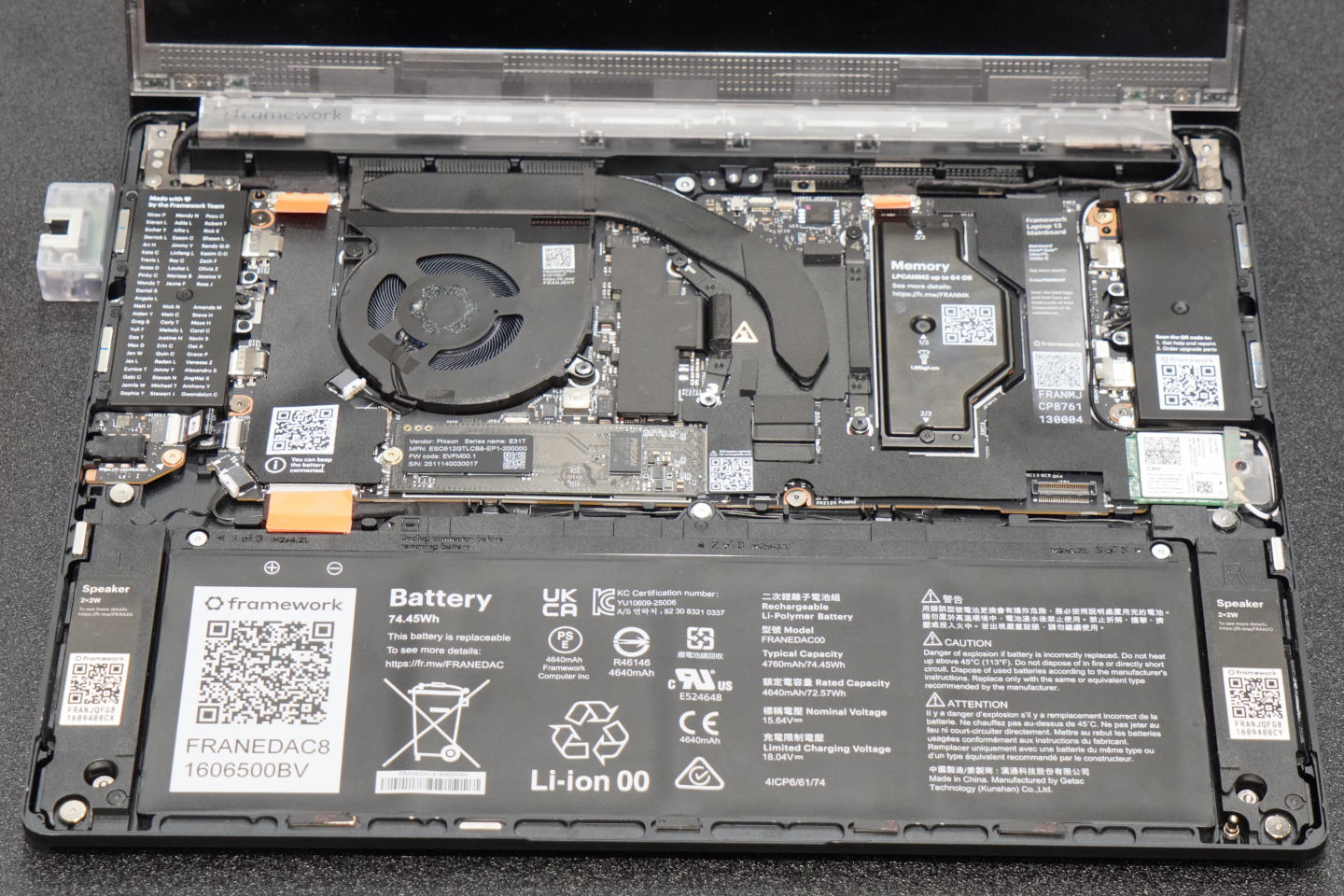 Framework Laptop 13 Pro的機身內部主要空間被電池占據，上方為主機板，以及可自行更換的LPCAMM2記憶體模組、M.2 2280固態硬碟。