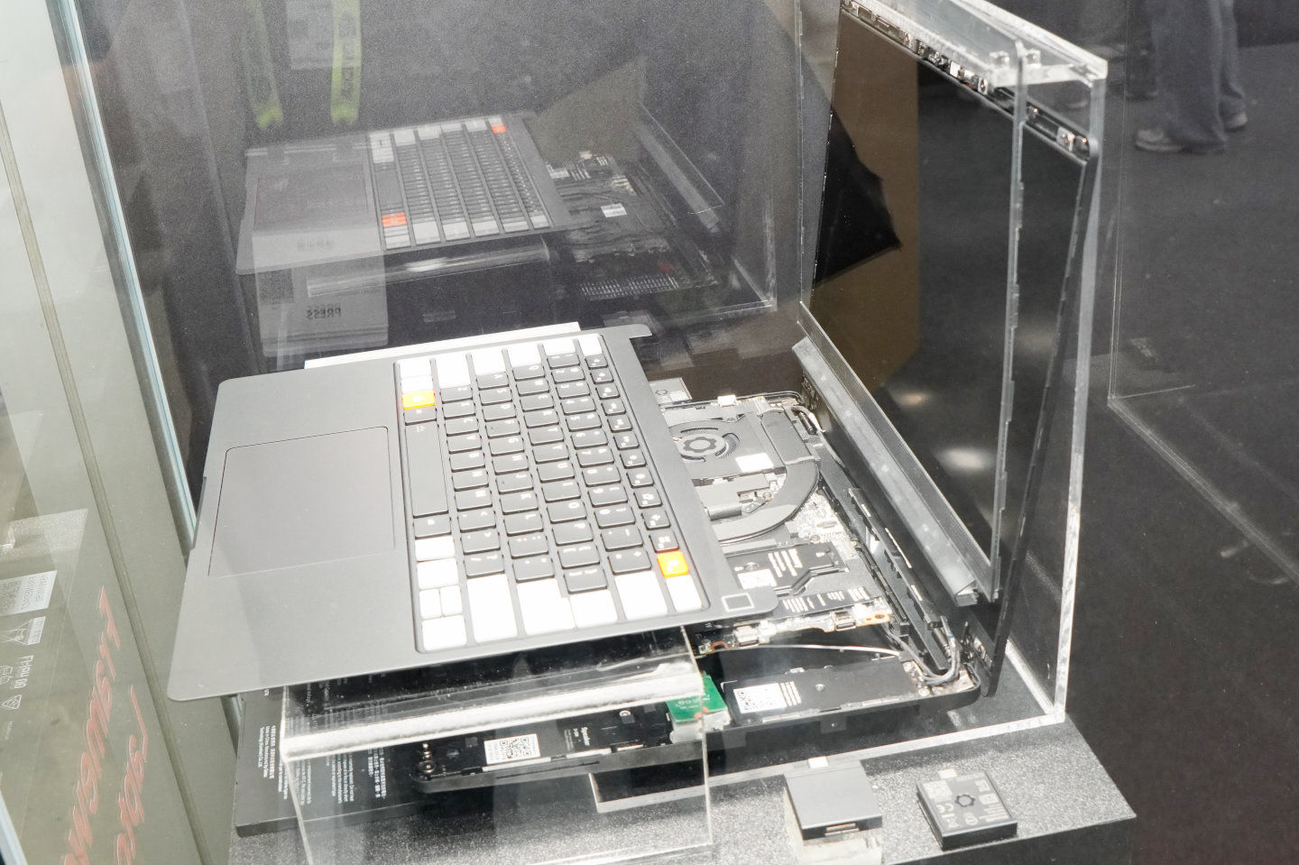 現場展示櫃中也有以爆炸圖方式陳列的Laptop 13 Pro。