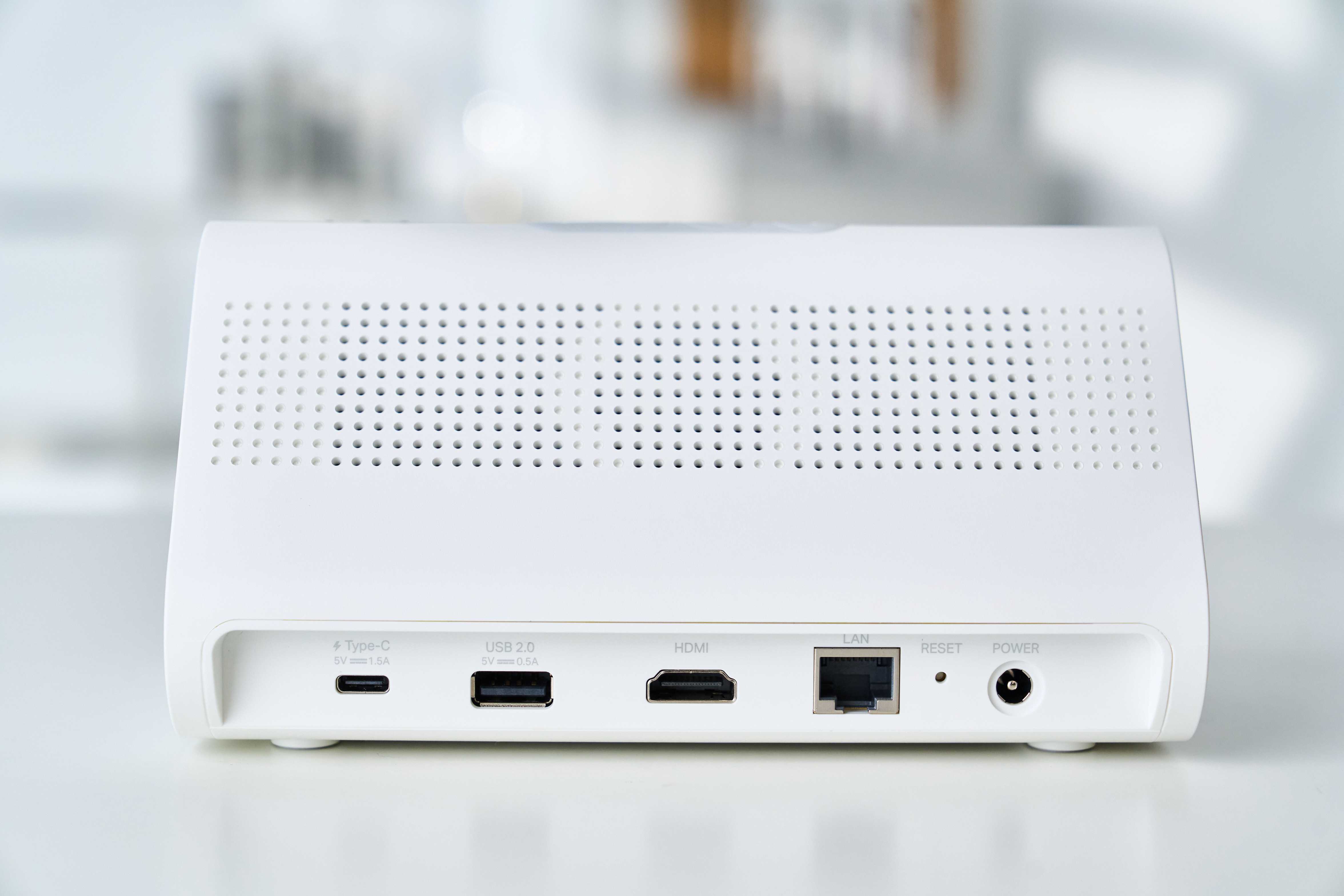 機身後方有完整連接埠，包含 USB-C、USB-A、HDMI、乙太網路和電源孔，方便使用者外接其他配件。
