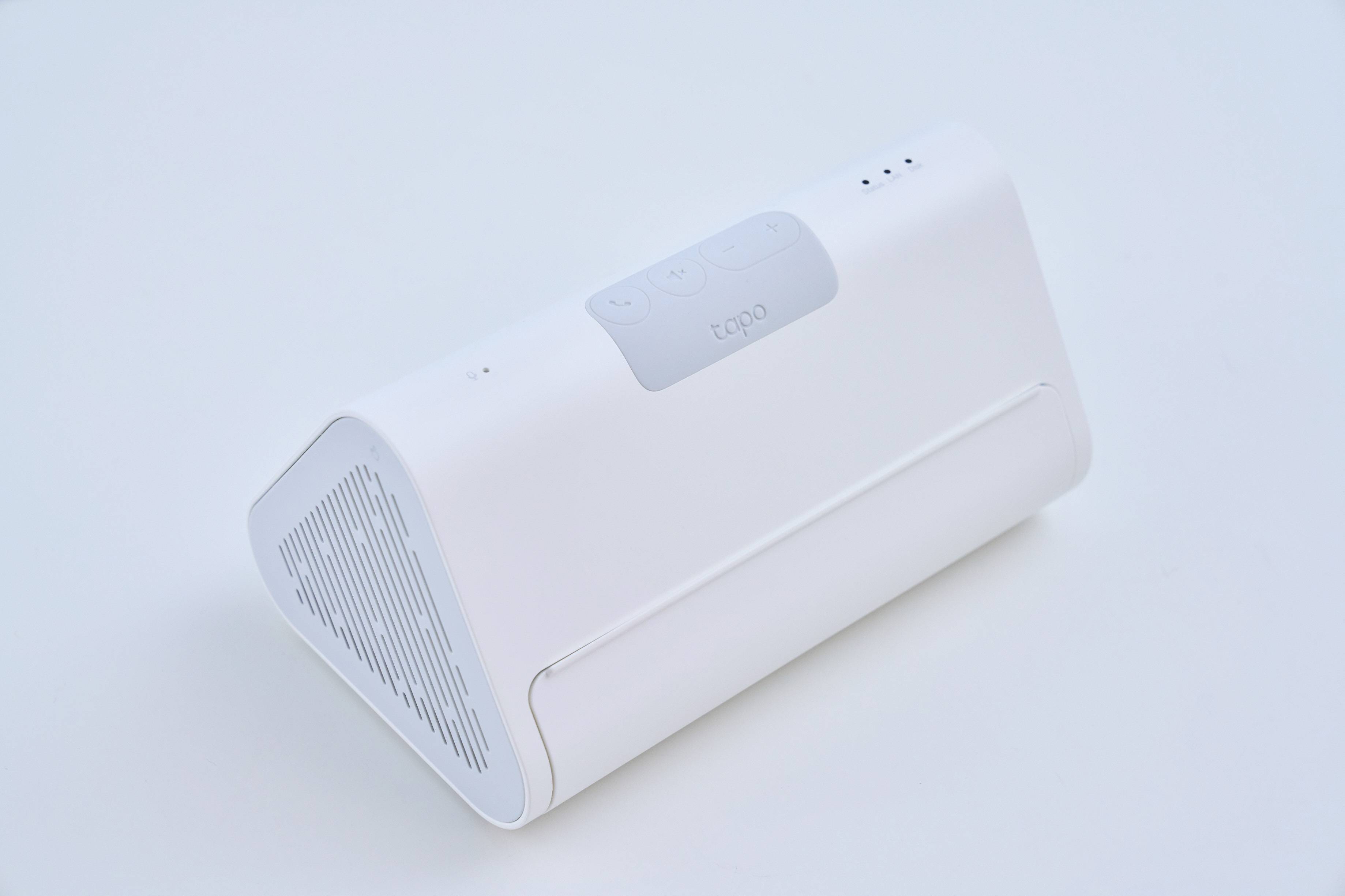 TP-Link Tapo H500 智慧網關內建 16GB 儲存空間，並支援 2.5 吋 SATA HDD/SSD 硬碟擴充，具備精準 AI 人臉辨識，可連接 16 台智慧攝影機與 64 個智慧感應器。