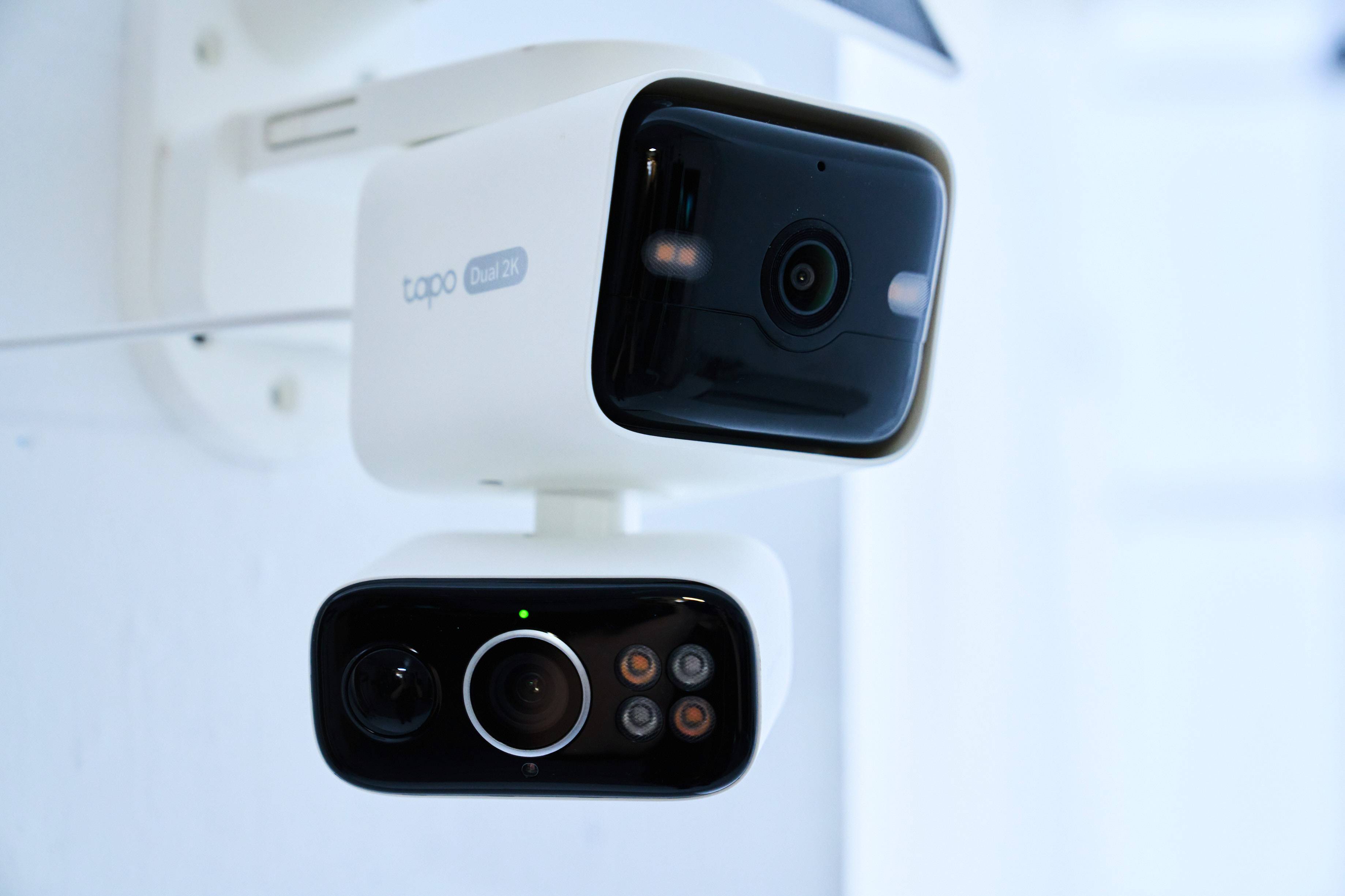 TP-Link 首款電池雲台式 Wi-Fi 攝影機，2K 雙鏡頭 X 太陽能供電，Tapo C645D KIT 戶外無線監控實測，24/7 全天候快照超安心