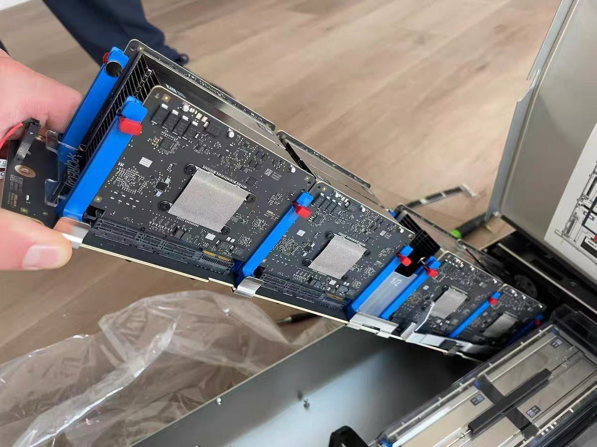 蘋果M5 AI伺服器實體照流出!2U空間塞進32顆處理器,史上最強Apple Silicon叢集