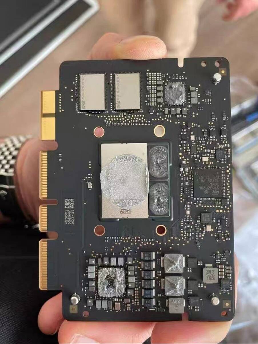 蘋果M5 AI伺服器實體照流出!2U空間塞進32顆處理器,史上最強Apple Silicon叢集