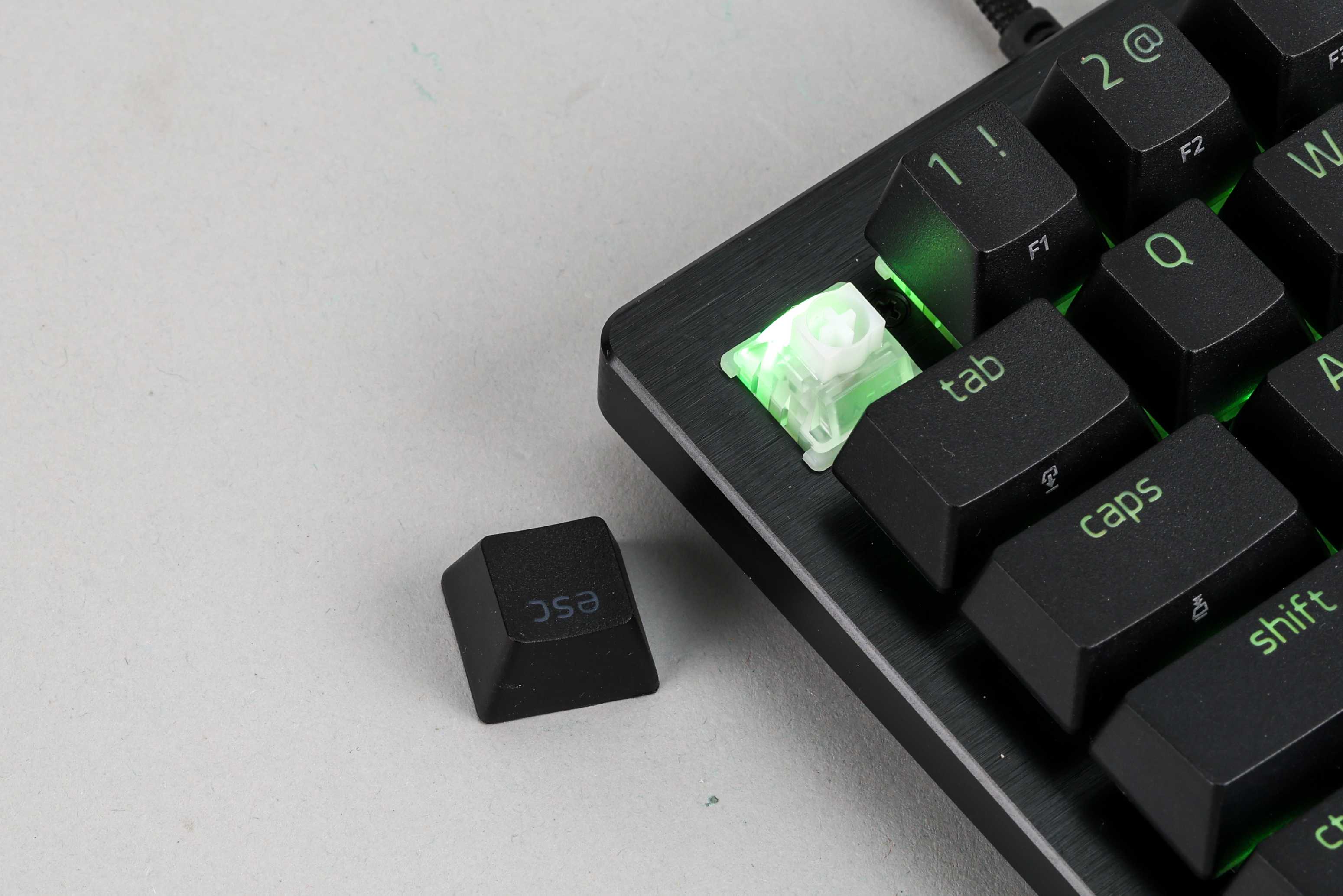 採用 Razer 霍爾效應磁軸,觸發距離可在 0.1~4.0mm 之間自由調整,並支援快速觸發。