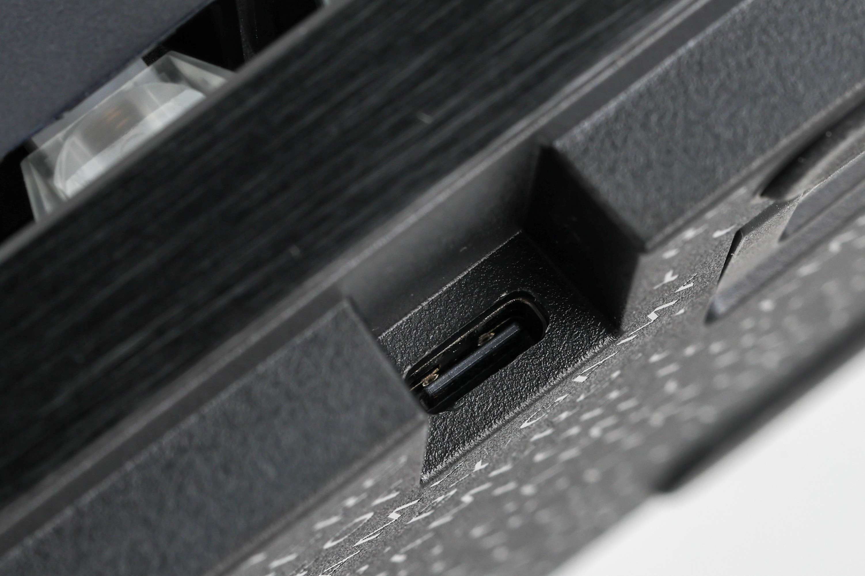 採用可拆式 USB-C 有線連接,最高支援 8000Hz 輪詢率,線材損壞時也能自行更換。