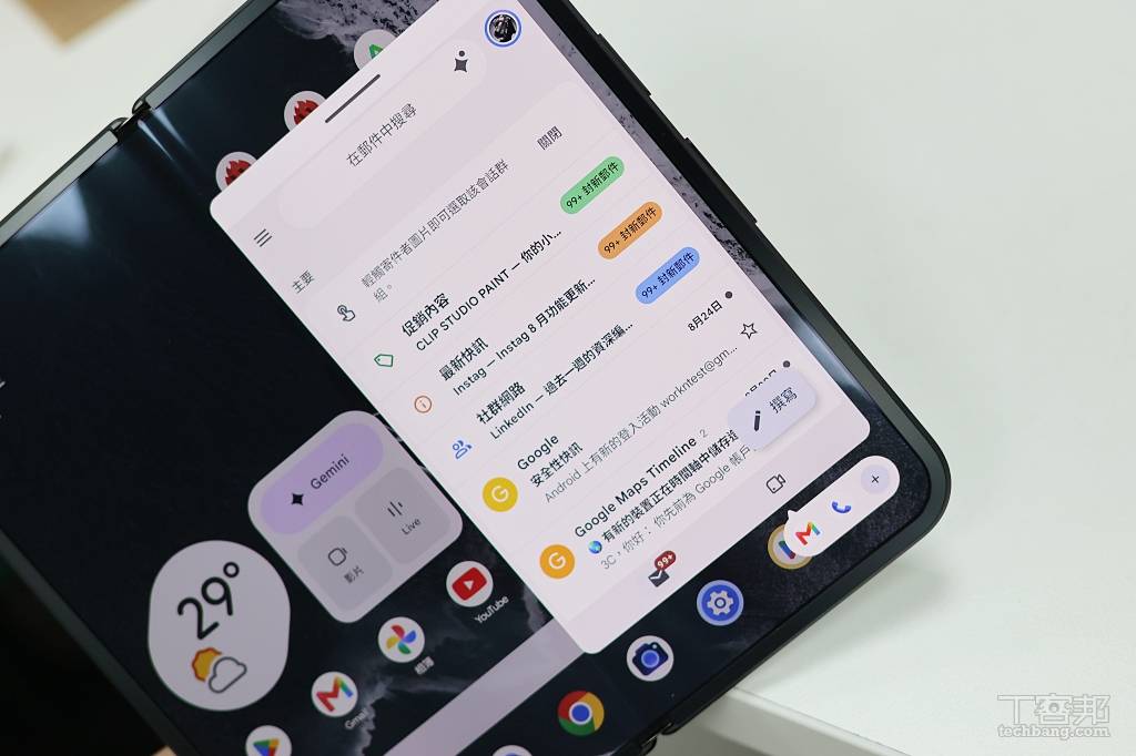 變成泡泡的 App 會懸浮在畫面右下角，點擊後就會跳出變成懸浮視窗，再點別的 App 就會縮回懸浮區。