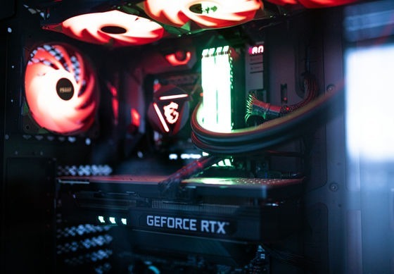 顯卡又漲瘋了!RTX 5090 溢價 145%,RTX 50 系全面漲翻天、AMD 價格相對佛心