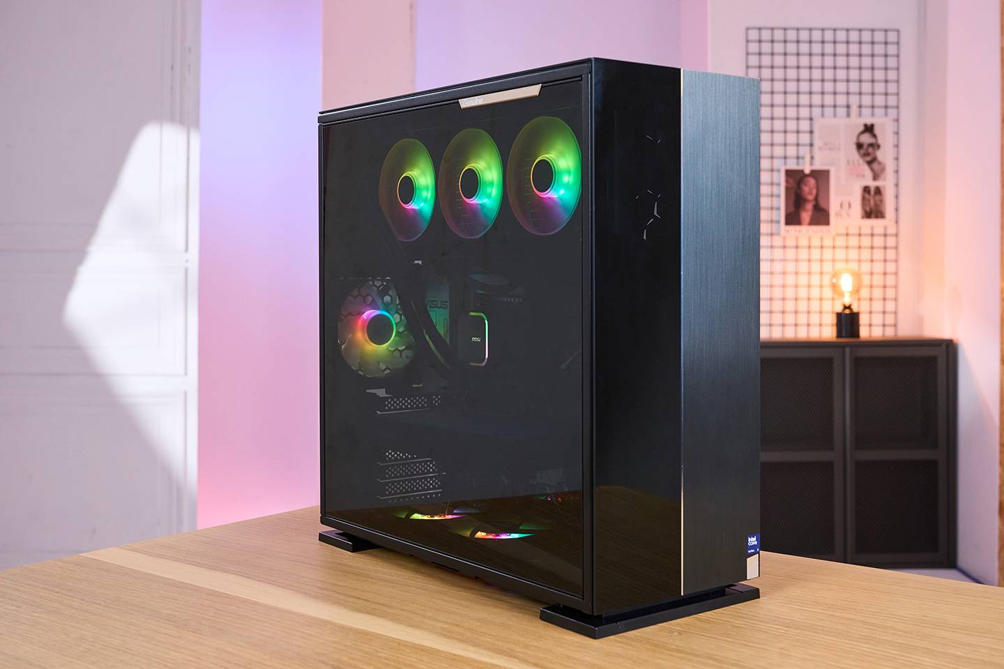 Genuine Ultra Zeus Pro 的機箱採用 E-ATX 中塔尺寸設計，左半部以三面黑色透明玻璃構成更開闊的全景視野，搭配金屬髮絲紋材質與鑽切式鋁框，呈現出非凡的質感。 ▲ Genuine Ultra Zeus Pro 的機箱部部採架高設計，讓冷空氣可以順暢導入內部，創造更好的對流效果。
