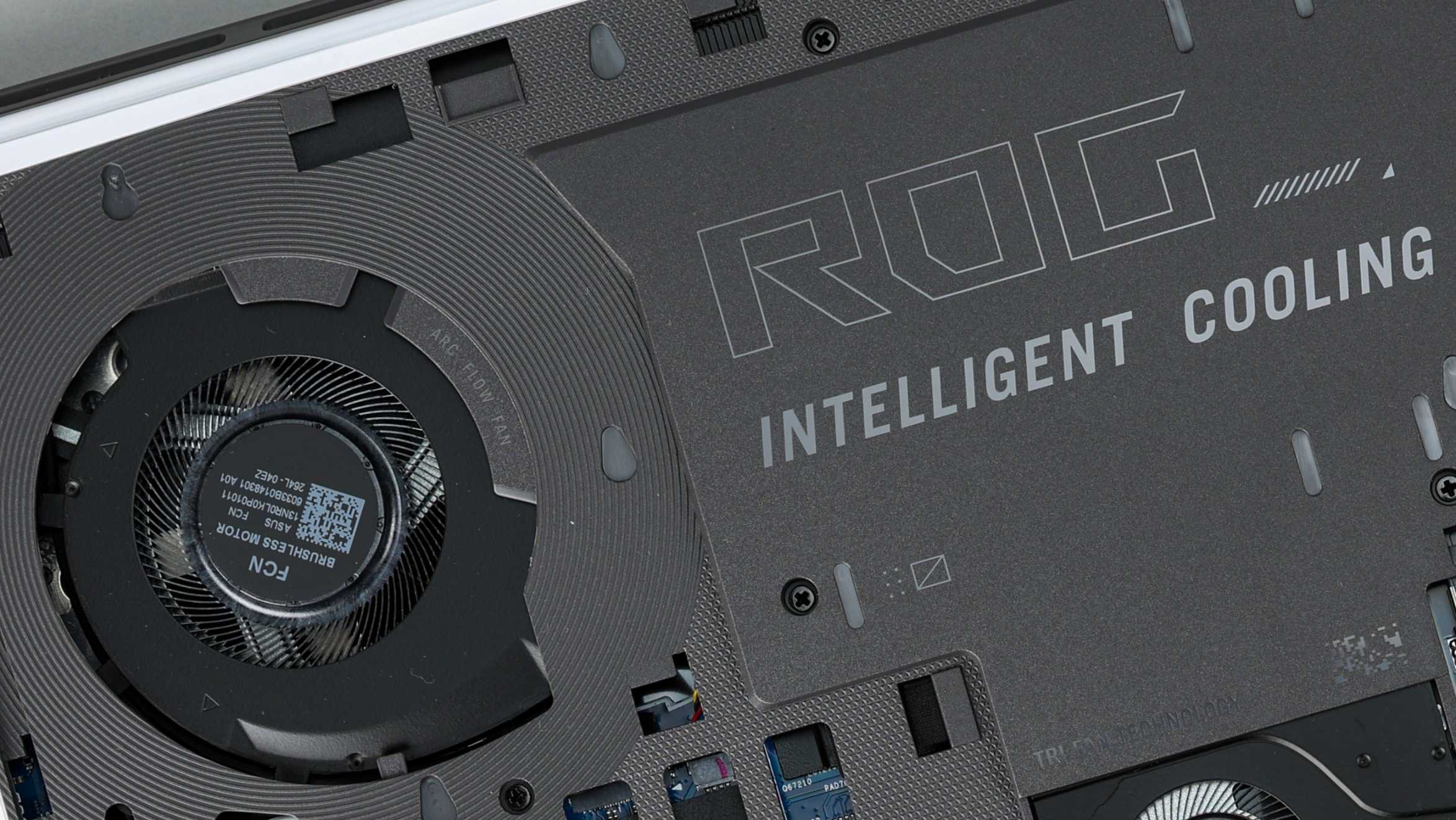 採用全新的 ROG Intelligent Cooling 智慧散熱，出風孔位置、均溫板、風扇相互搭配，晶片表面更塗抹 Conductonaut Extreme 液態金屬。