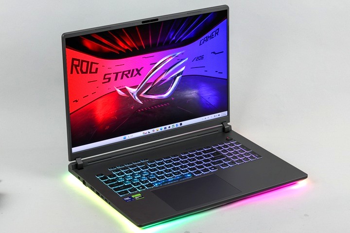 ROG Strix G18 搭載 18 吋、16:10 比例 ROG Nebula Display，採用 IPS 面板，螢幕解析度為 2.5K（2560×1600），支援 240Hz 超高更新率與 3ms 反應時間。