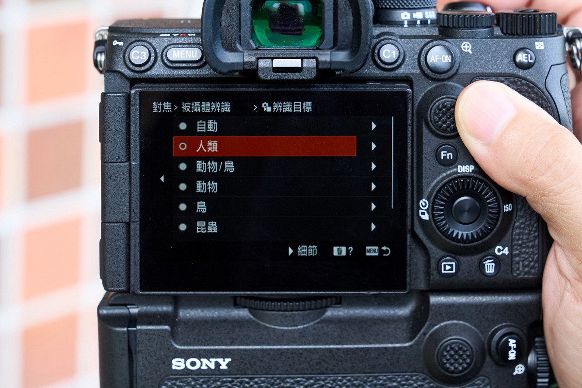 α7R VI 搭載 6,680 萬畫素堆疊式感光元件,且 BIONZ XR2 處理器整合新的 AI 處理單元,具備更進階的 AI 主體辨識及持續追蹤性能。