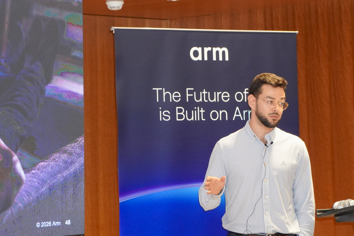 Arm邊緣AI資深產品經理Deyan Lazarov於Arm Tech Day 2026說明會介紹全新G2-Ultra NX GPU的特色。