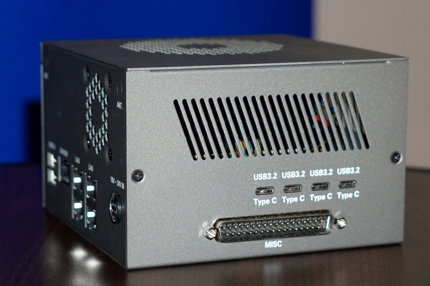 機身另一面也提供4組USB 3.2 Type-C端子以及整合式雜項端子,以滿足工控電腦的擴充需求。