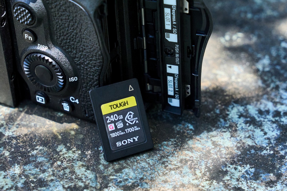 Sony TOUGH 規格的 CFexpress Type A G 系列記憶卡，除了擁有比 SDXC 卡更快的讀寫速度之外，還具備更高的防護能力，是經常在野外長時間拍攝的攝影者必備的配件。