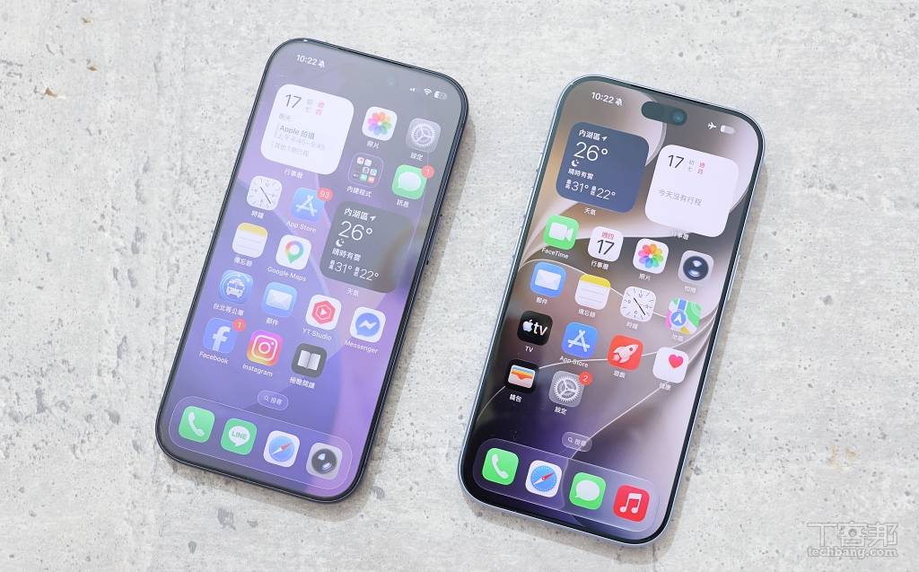 從天花板反光可以看到 iPhone 18 Pro（右）的抗反光能力更勝一籌。