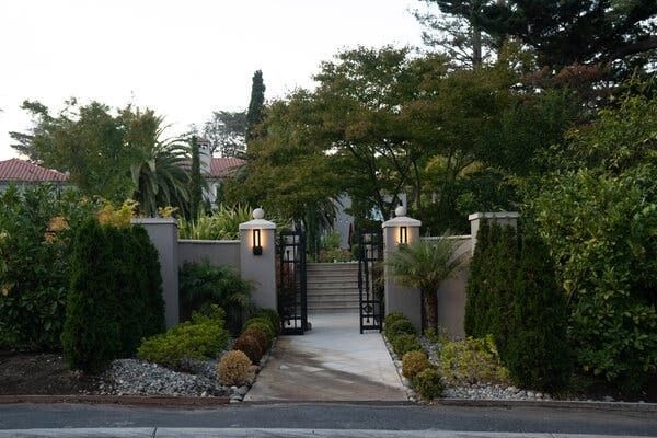 鍍金的矽谷夢AGI House :月租一萬美元的「AI造神溫床」竟也是治安毒瘤?科技共居文化背後的名利陷阱與治理危機