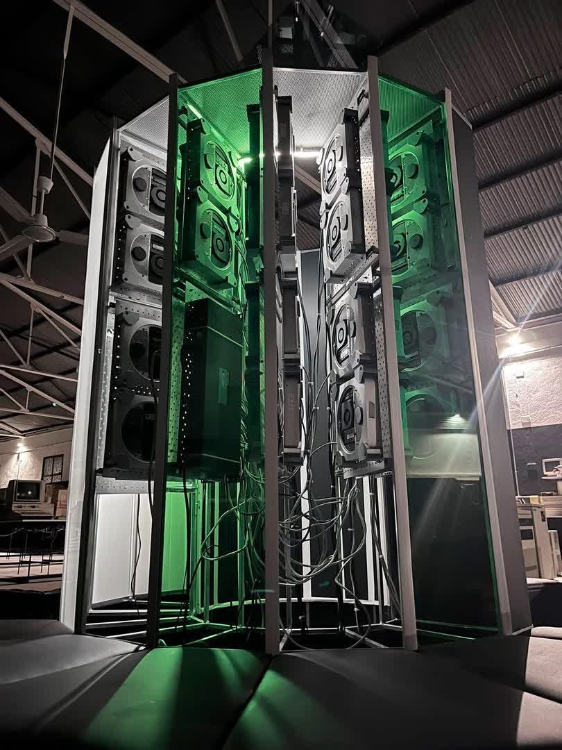 西班牙博物館用30 台舊 Mac 重塑傳奇超級電腦 Cray-1 的數位靈魂，未來還要塞滿 M4 挑戰 TOP500