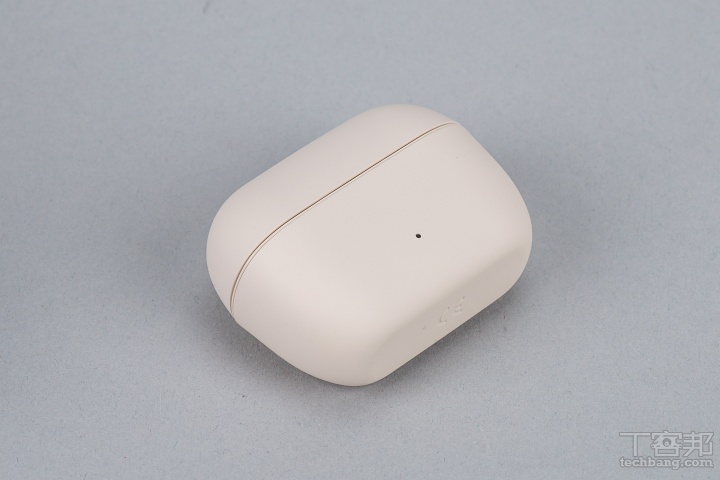 簡約圓潤的充電盒:充電盒採用圓角方形設計,外觀簡潔小巧,正面設有 LED 指示燈,可查看充電狀態。