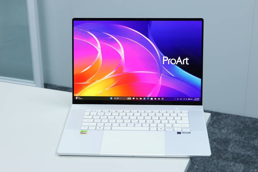 此款 ProArt 16 配備 16 吋、16:10 比例的 ASUS Lumina Pro OLED 觸控顯示器，解析度達到 3840 × 2400。