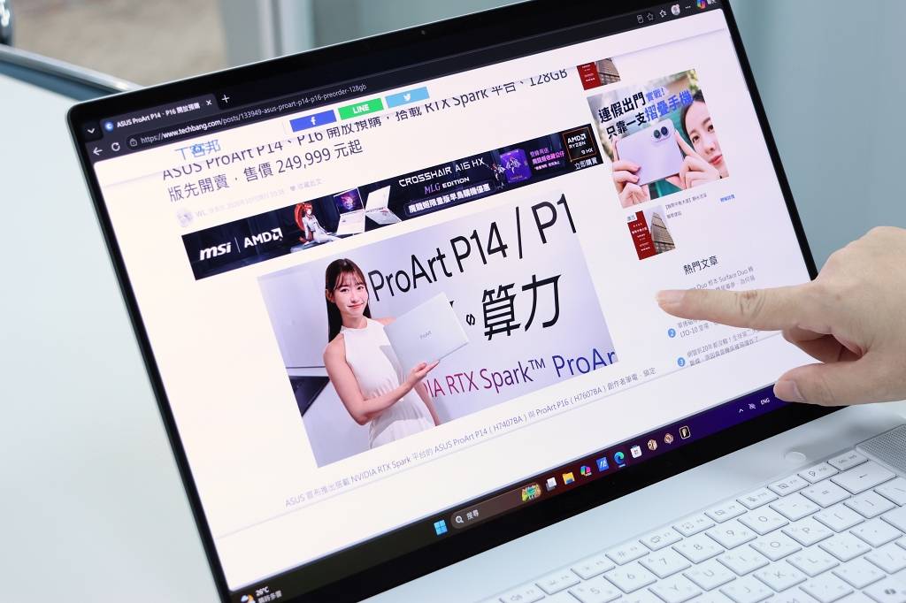 螢幕表面採用專為觸控筆電設計的 Corning Gorilla Glass NBT 防護玻璃，平時手指觸控當然也沒問題。