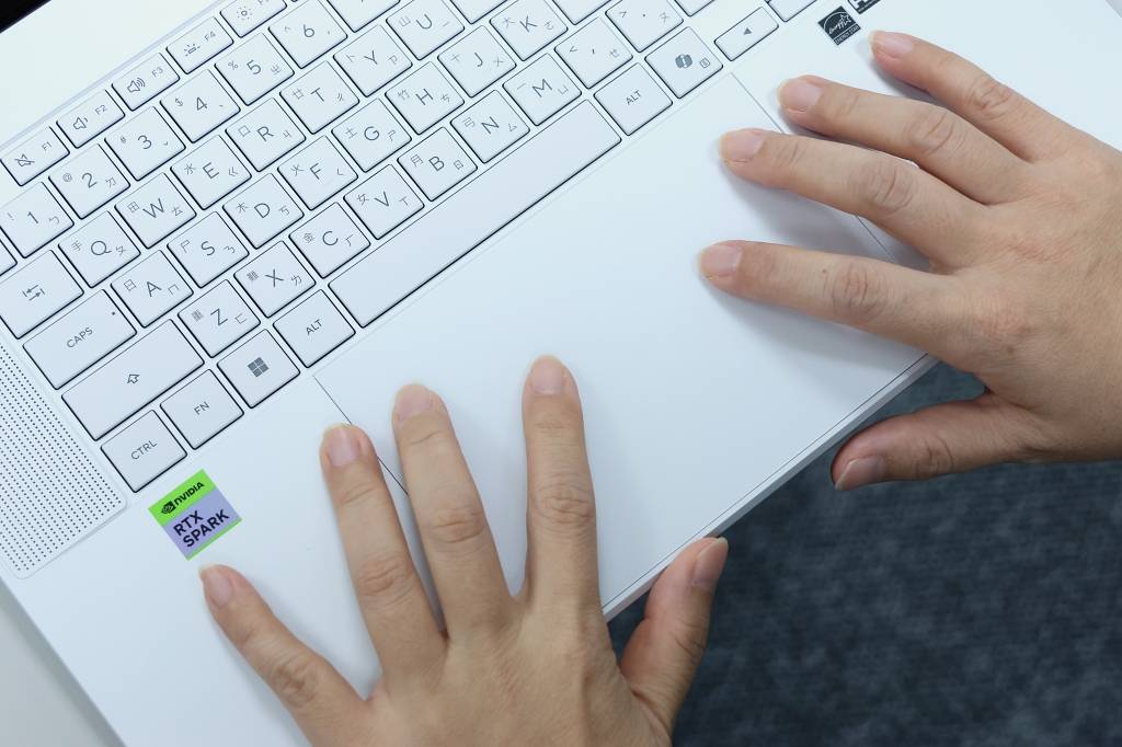 下方配置 150.3 × 99.5（mm）大面積邊到邊感壓震動觸控板（Haptic Touchpad），多工手勢靈敏且震動觸感細膩。