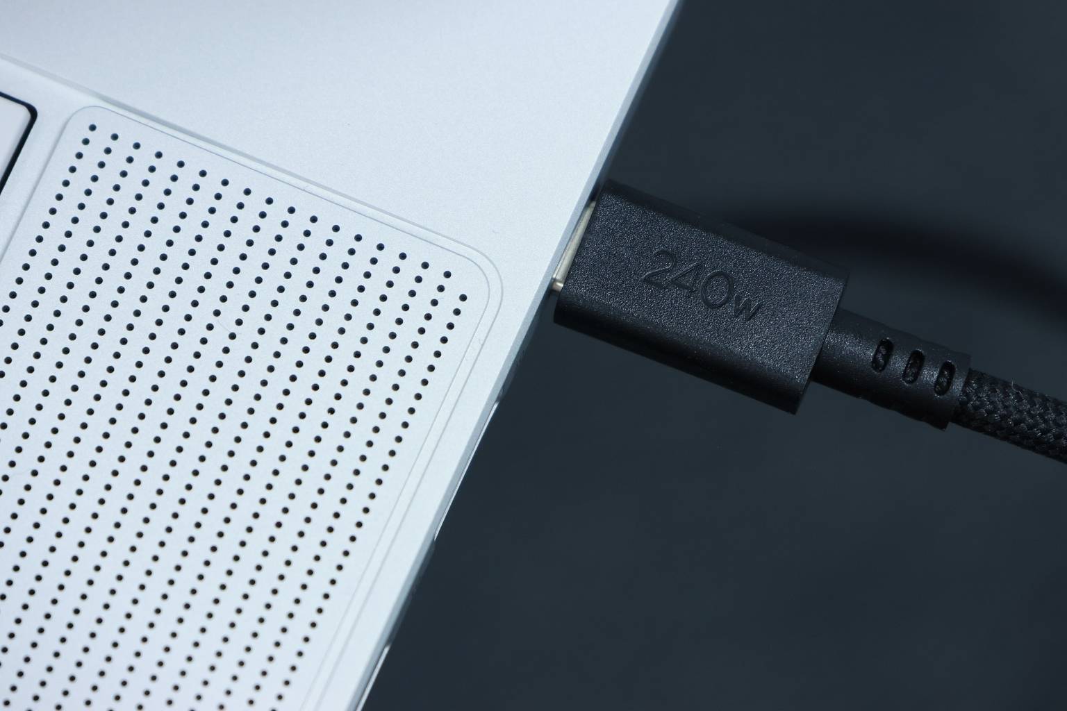 盒裝的 USB Type-C 充電線為 240W，並採用耐用編織線設計，兩端皆為 USB-C 接頭。​