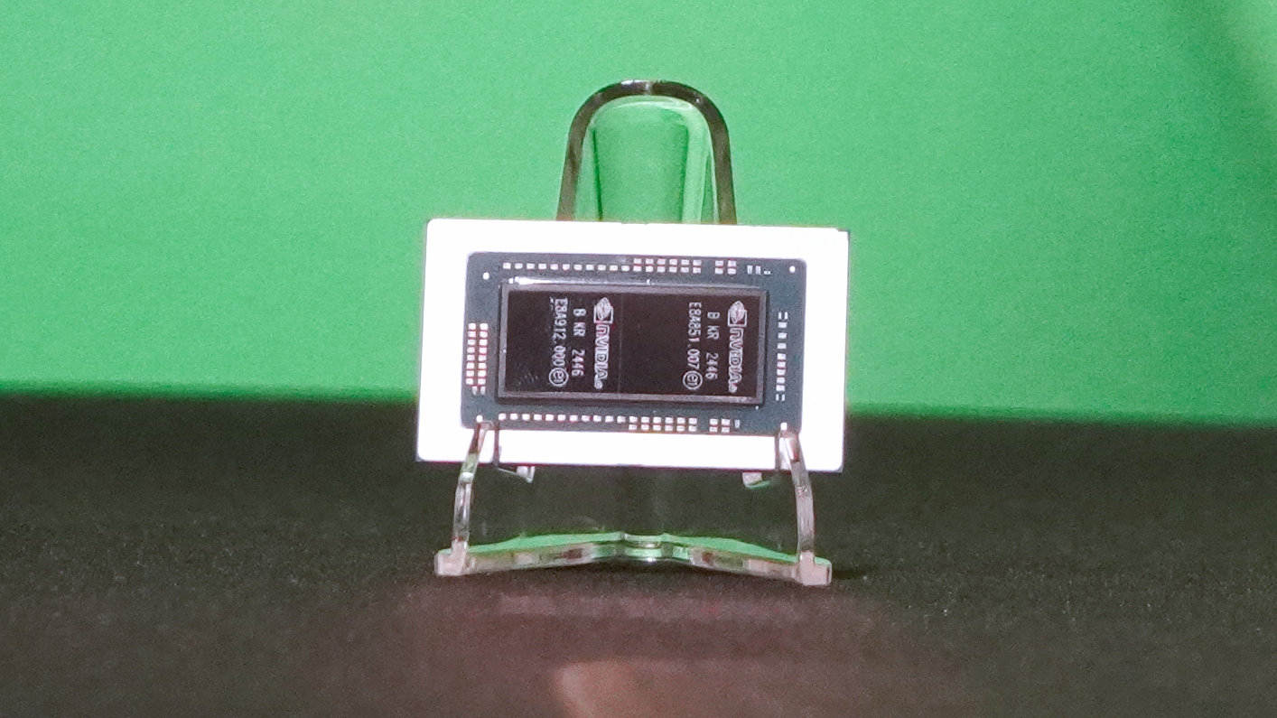 GB10 SoC整合具有10組Arm Cortex-X925核心、10組Arm Cortex-A725核心的處理器，以及6,144組CUDA核心之Blackwell架構內建顯示晶片。