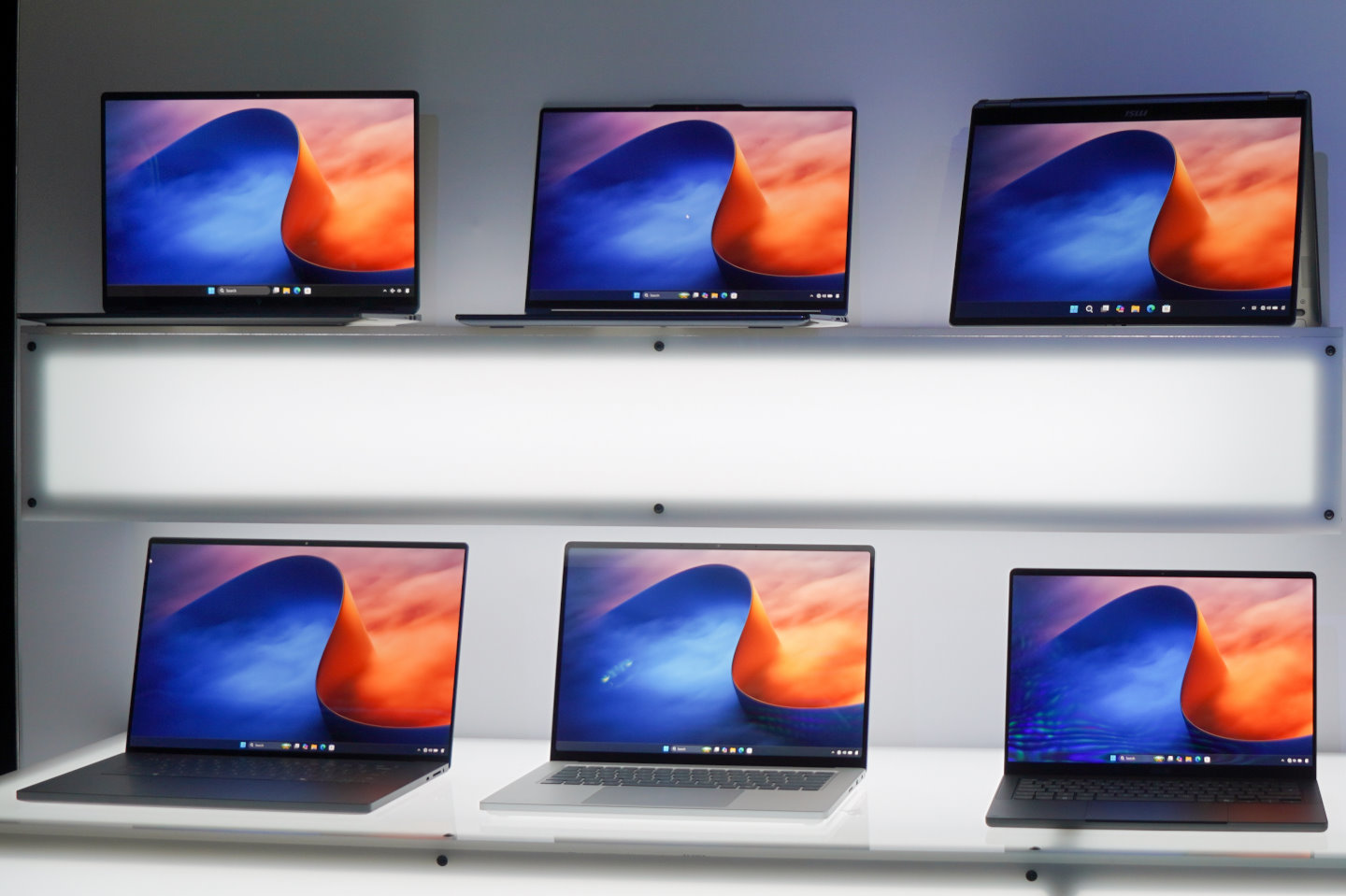 活動現場展開Asus、Dell、HP、Lenovo、Microsoft、Msi等合作夥伴推出的RTX Spark平台筆記型電腦。