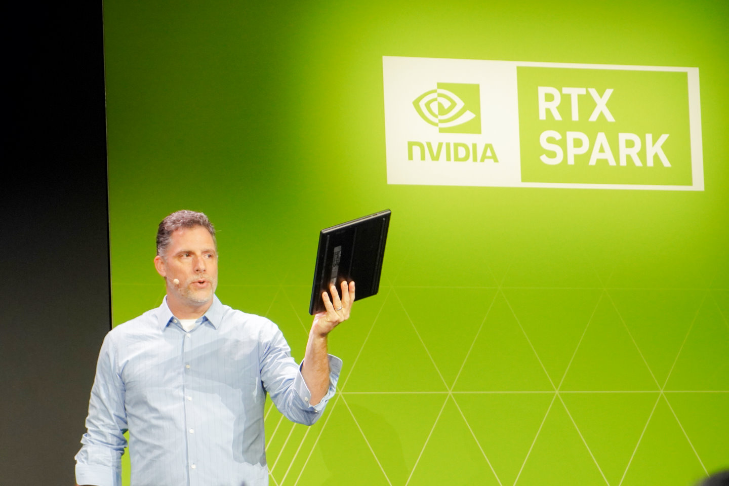 NVIDIA資深產品總監Justin Walker在RTX Spark Editor’s Day活動上展示RTX Spark平台筆記型電腦。