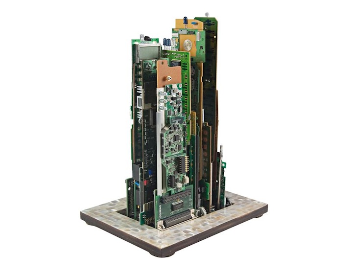 舊主機板、記憶體、散熱器變身建築模型，資源回收也能大玩創作藝術