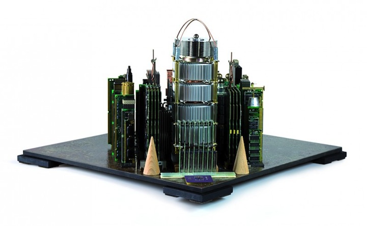 舊主機板、記憶體、散熱器變身建築模型，資源回收也能大玩創作藝術